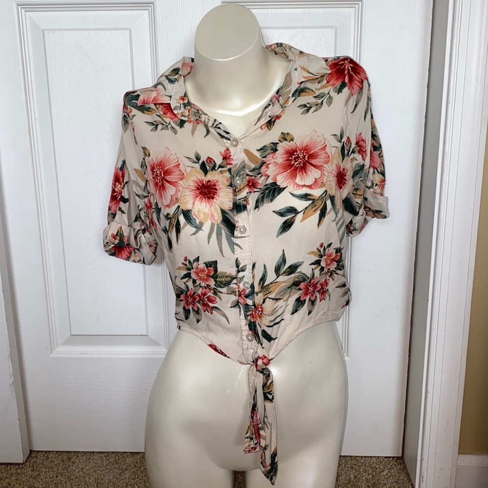 American Eagle cropped Tropical shirt
